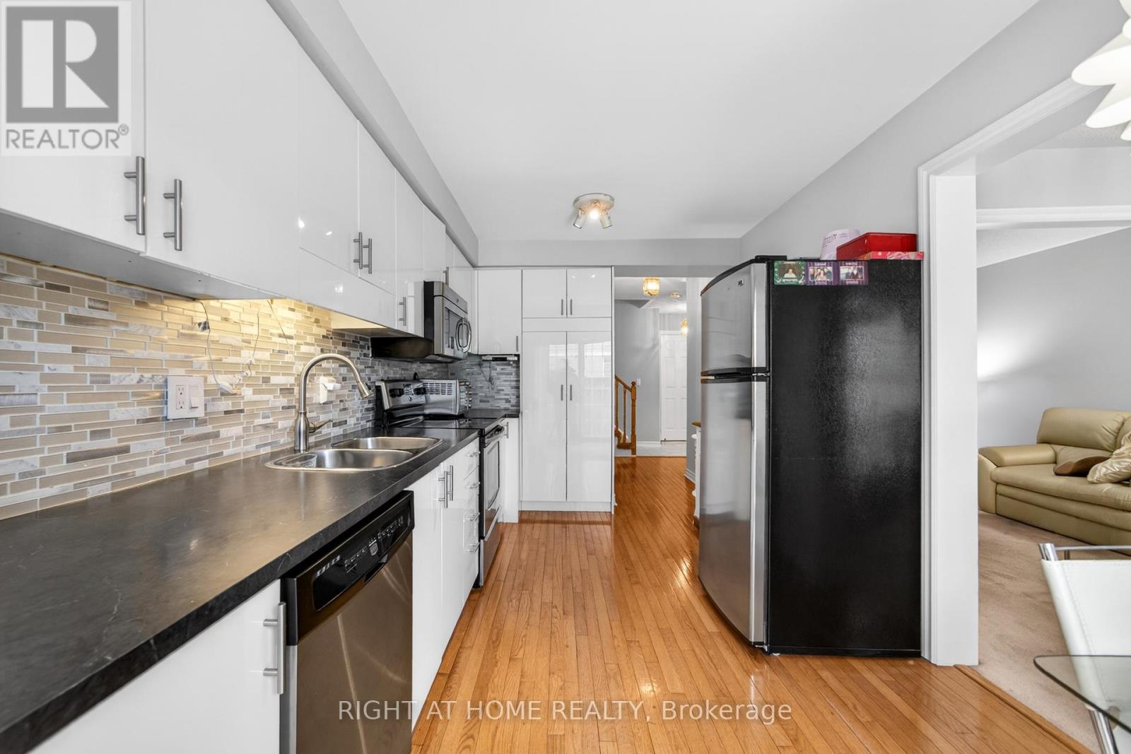 25 Heathcliffe Square, Brampton, Ontario  L6S 5R6 - Photo 22 - W12683642