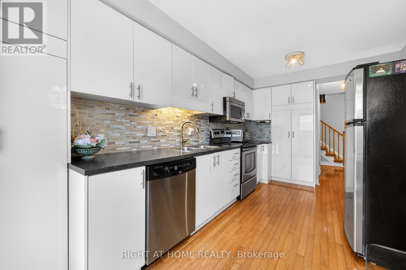 25 Heathcliffe Square, Brampton, Ontario  L6S 5R6 - Photo 23 - W12683642