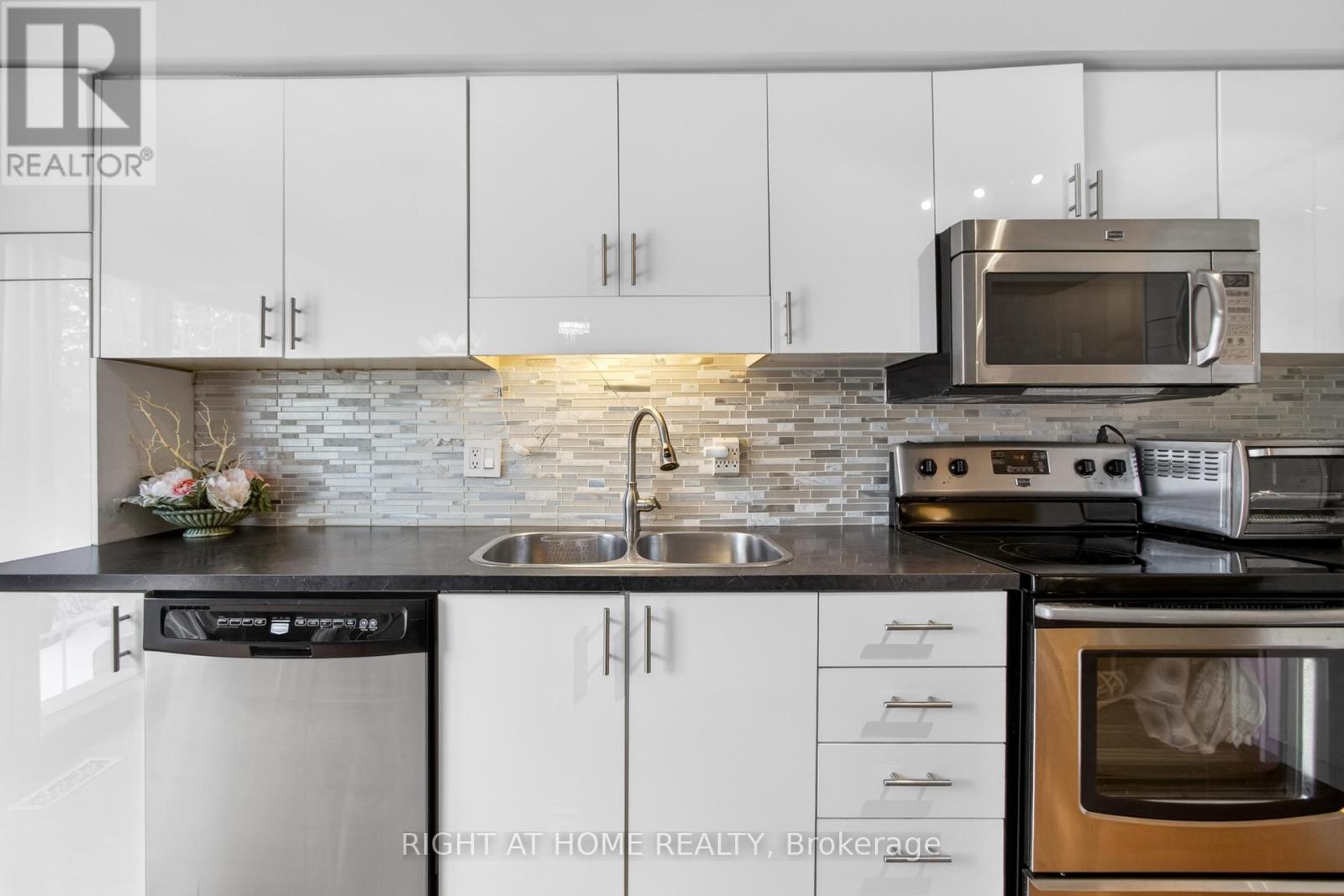 25 Heathcliffe Square, Brampton, Ontario  L6S 5R6 - Photo 24 - W12683642