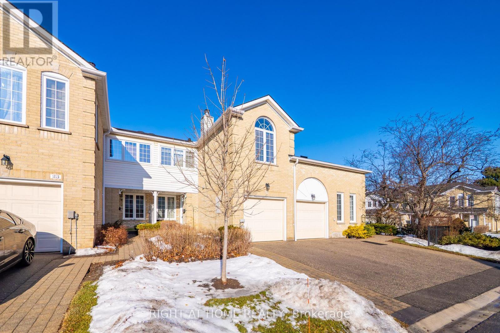 25 Heathcliffe Square, Brampton, Ontario  L6S 5R6 - Photo 5 - W12683642