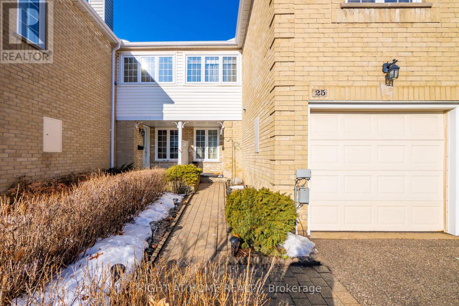 25 Heathcliffe Square, Brampton, Ontario  L6S 5R6 - Photo 6 - W12683642