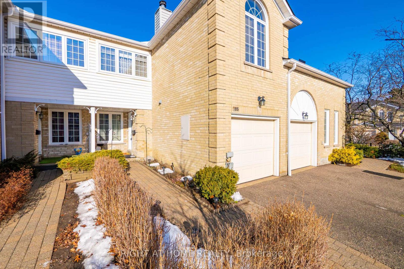 25 Heathcliffe Square, Brampton, Ontario  L6S 5R6 - Photo 7 - W12683642