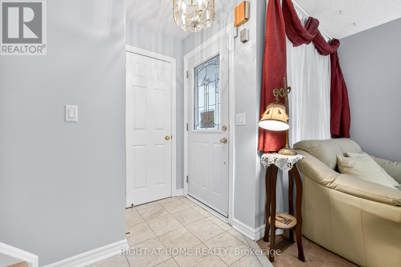 25 Heathcliffe Square, Brampton, Ontario  L6S 5R6 - Photo 8 - W12683642