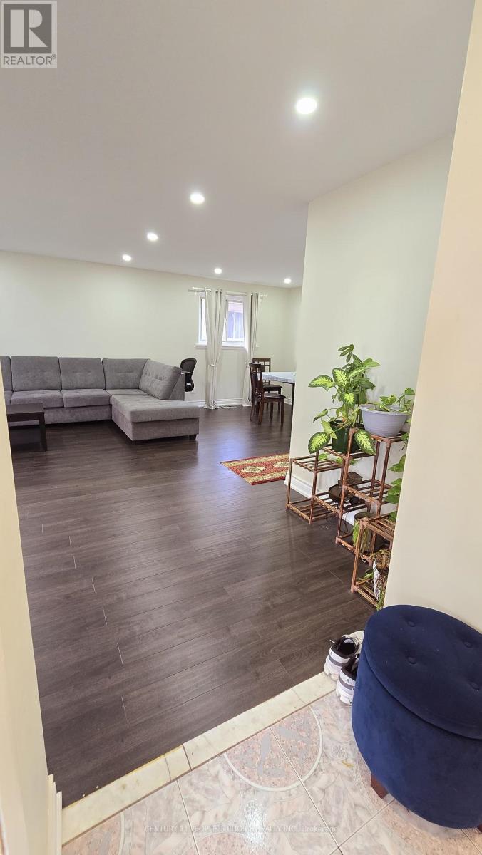 22 Murchison Crescent, Toronto (Mount Olive-Silverstone-Jamestown), Ontario  M9V 3P6 - Photo 2 - W12683644