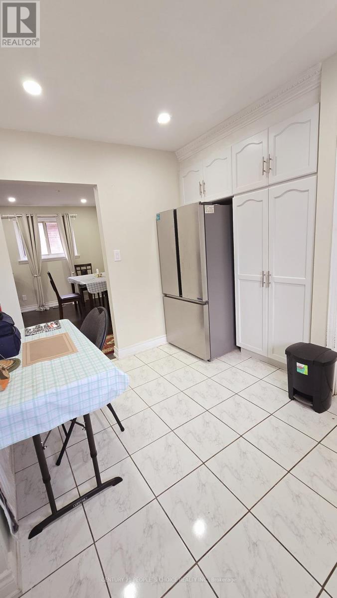 22 Murchison Crescent, Toronto (Mount Olive-Silverstone-Jamestown), Ontario  M9V 3P6 - Photo 8 - W12683644