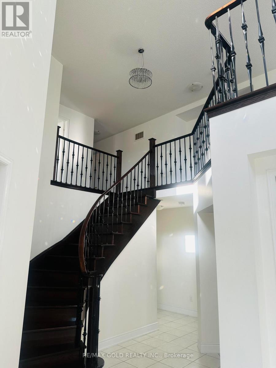 329 Brisdale Drive, Brampton, Ontario  L7A 3C1 - Photo 12 - W12683674