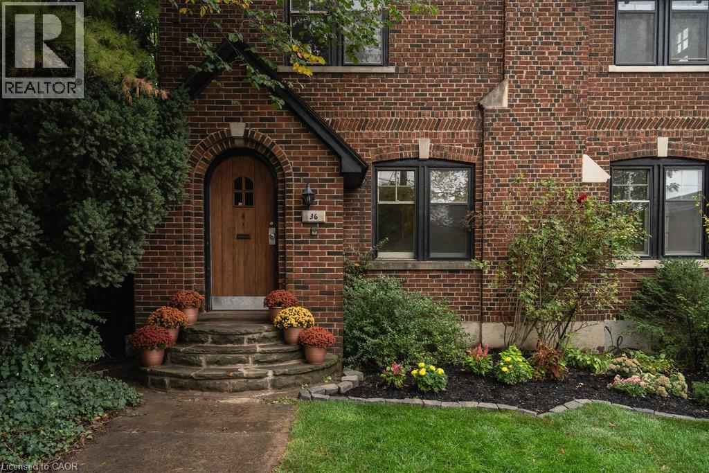 <div class="slider-price">$850,000</div><p>36 Mountwood Avenue, Hamilton, Ontario</p>