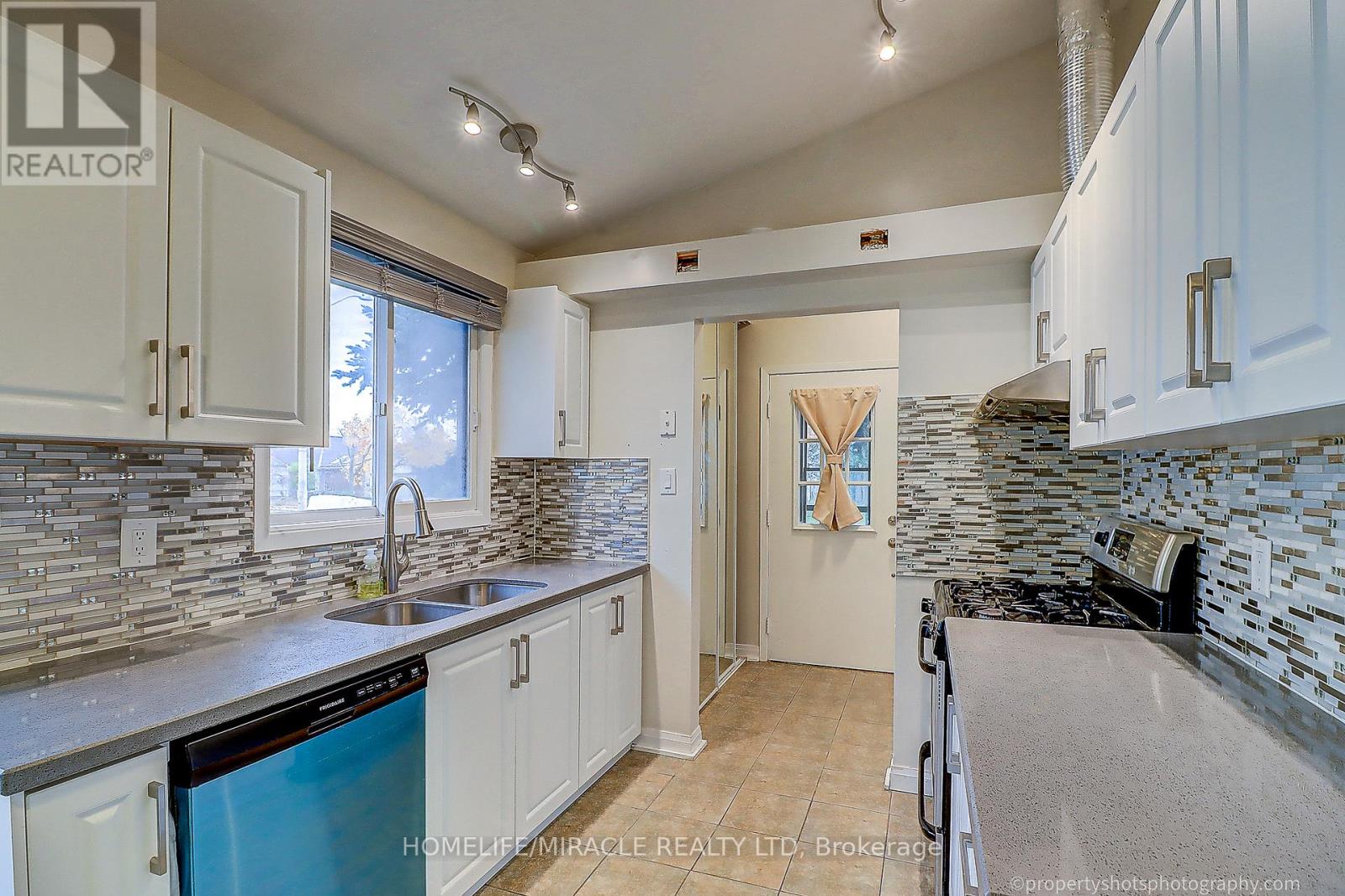 Upper - 4 Richvale Drive, Brampton, Ontario  L6Z 1M4 - Photo 11 - W12683756