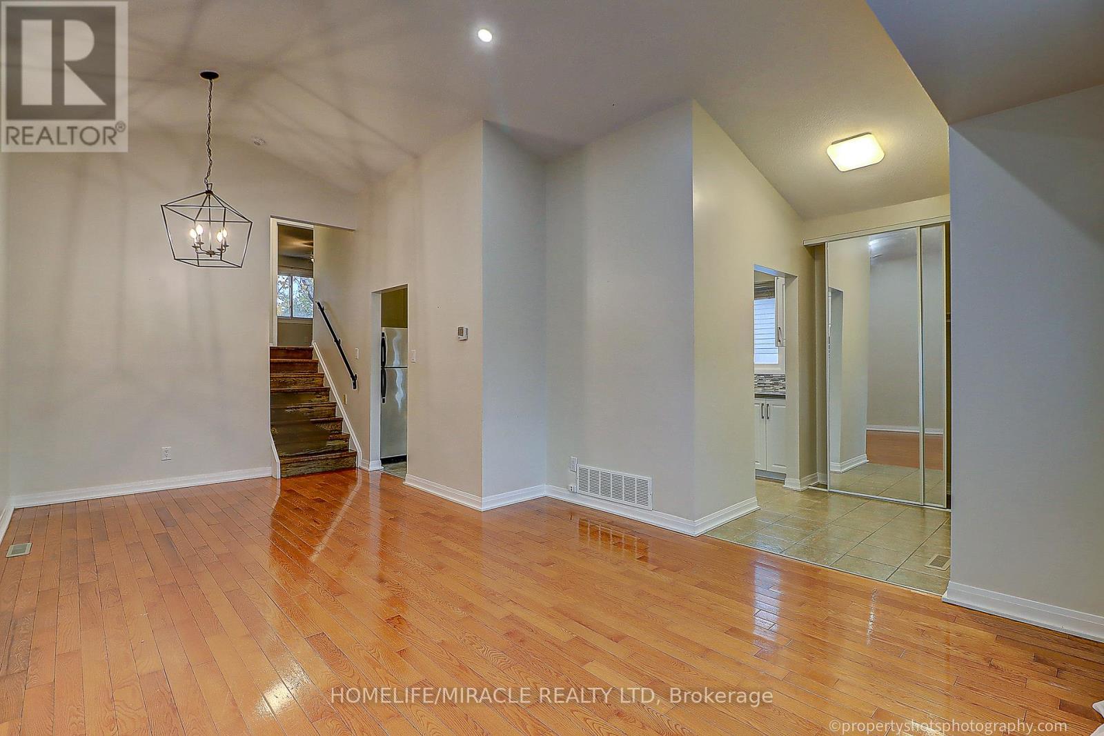 Upper - 4 Richvale Drive, Brampton, Ontario  L6Z 1M4 - Photo 4 - W12683756