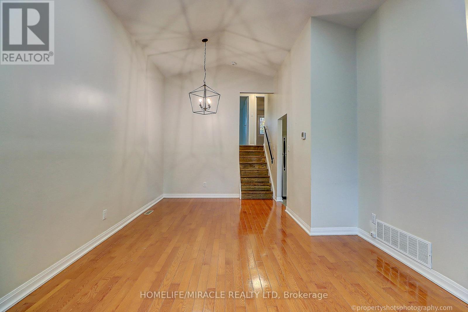 Upper - 4 Richvale Drive, Brampton, Ontario  L6Z 1M4 - Photo 5 - W12683756