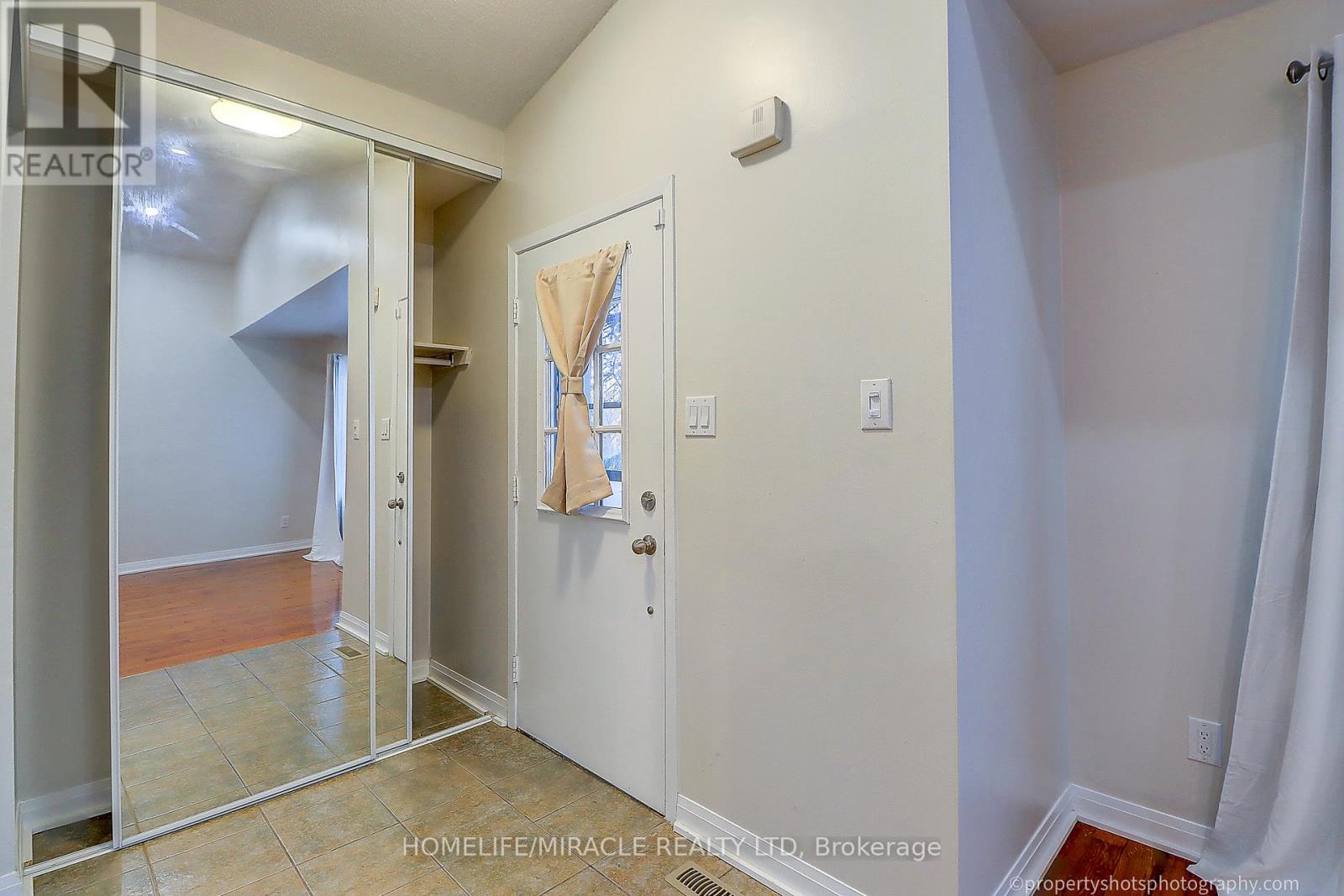 Upper - 4 Richvale Drive, Brampton, Ontario  L6Z 1M4 - Photo 6 - W12683756