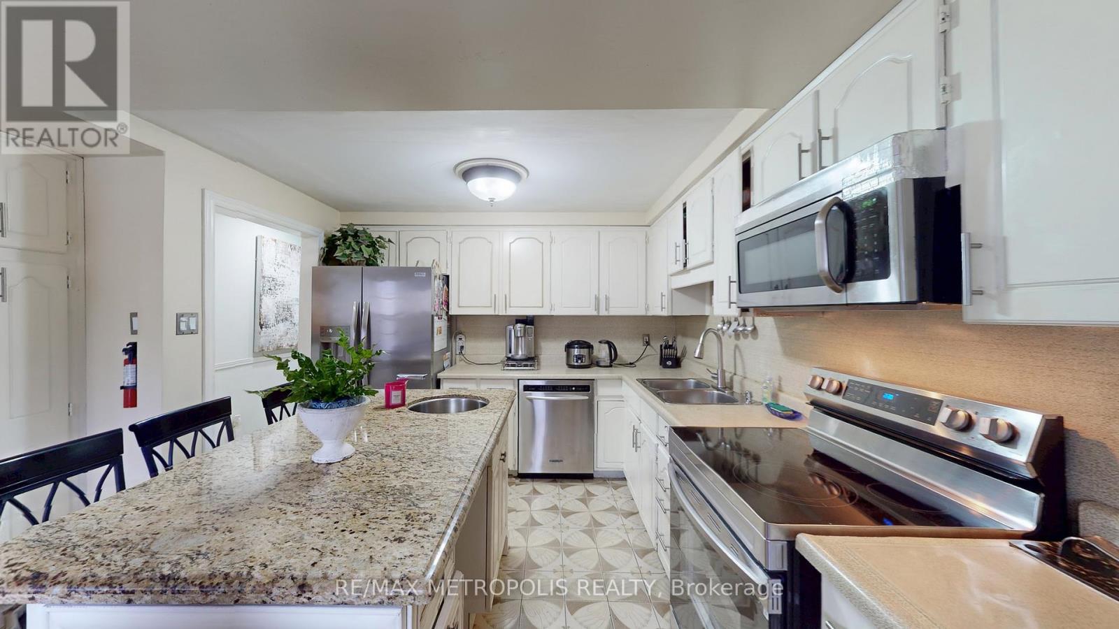 11 Conamore Crescent, Toronto, Ontario  M3J 1H2 - Photo 13 - W12683782