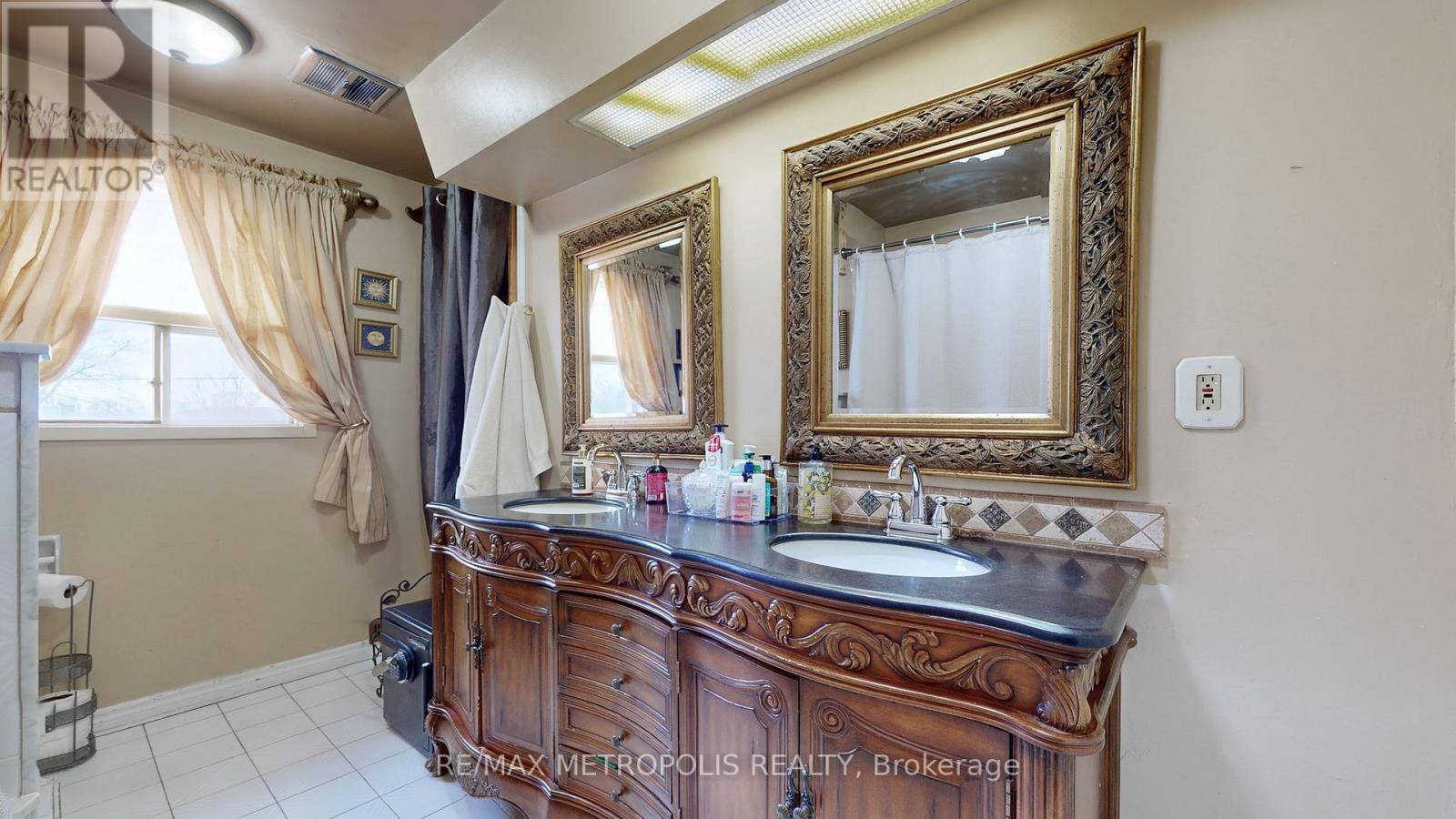 11 Conamore Crescent, Toronto, Ontario  M3J 1H2 - Photo 18 - W12683782