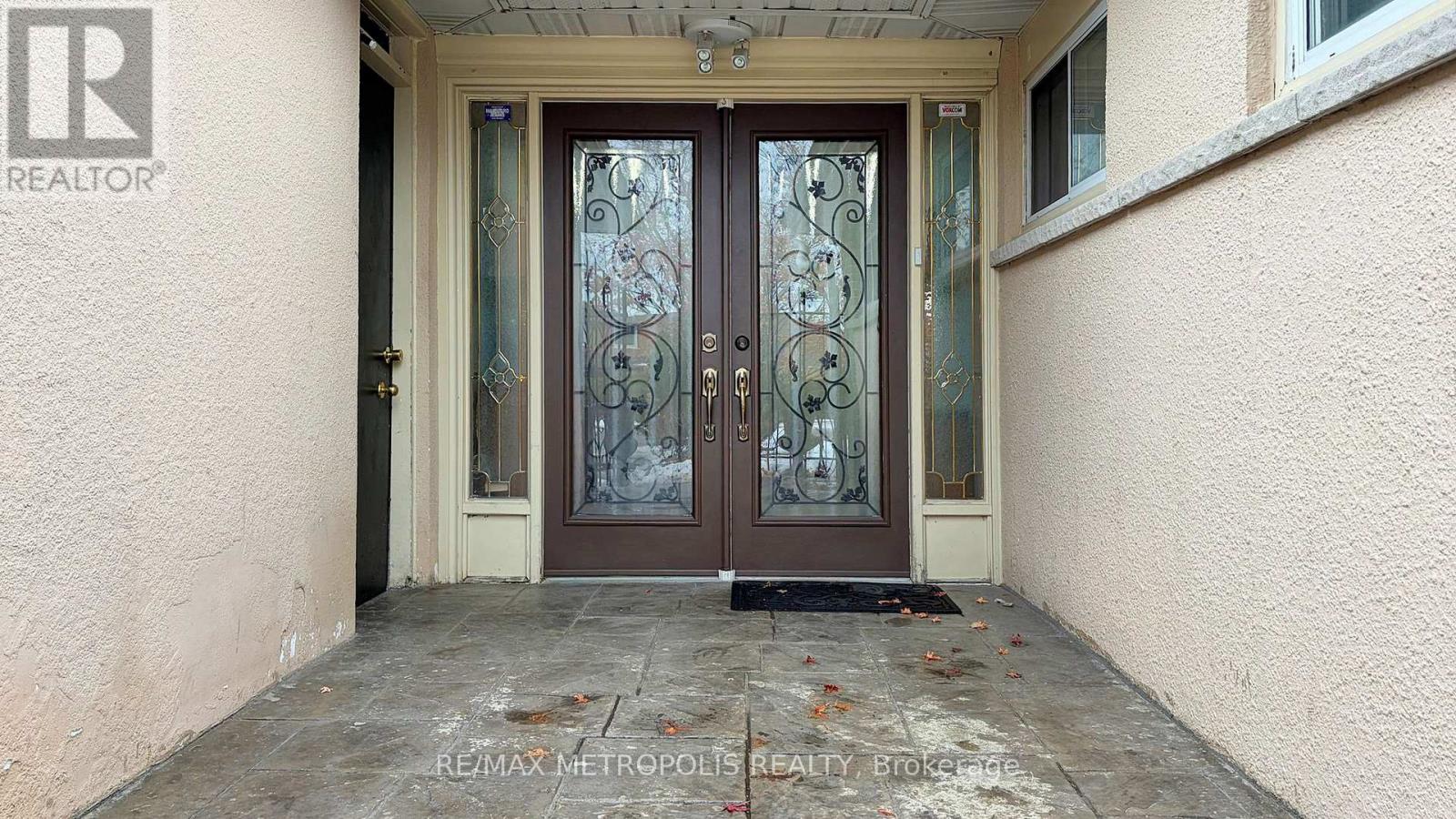 11 Conamore Crescent, Toronto, Ontario  M3J 1H2 - Photo 3 - W12683782