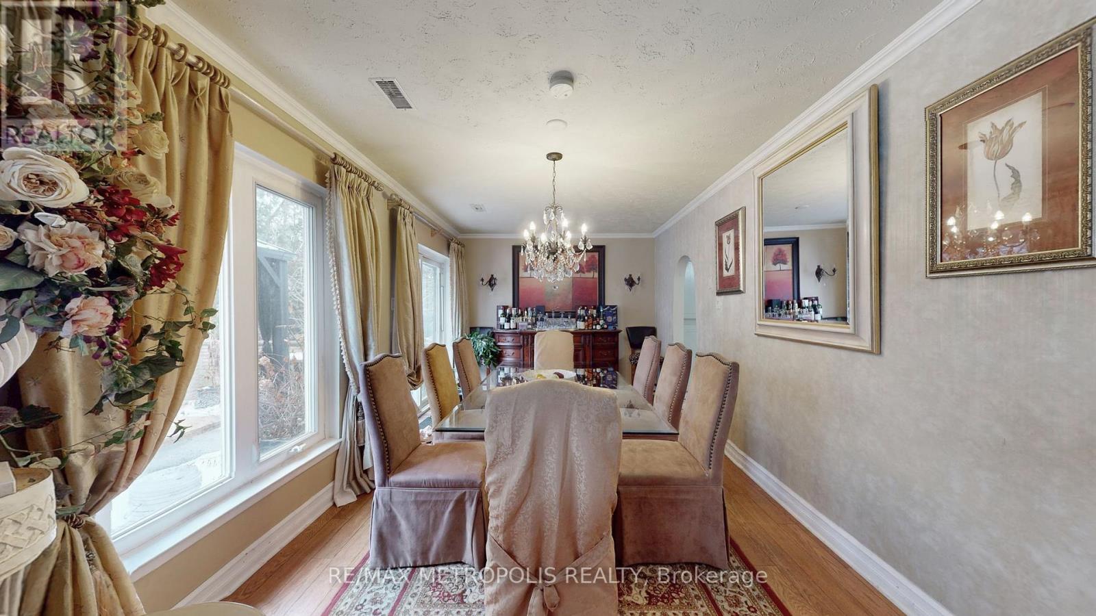 11 Conamore Crescent, Toronto, Ontario  M3J 1H2 - Photo 5 - W12683782