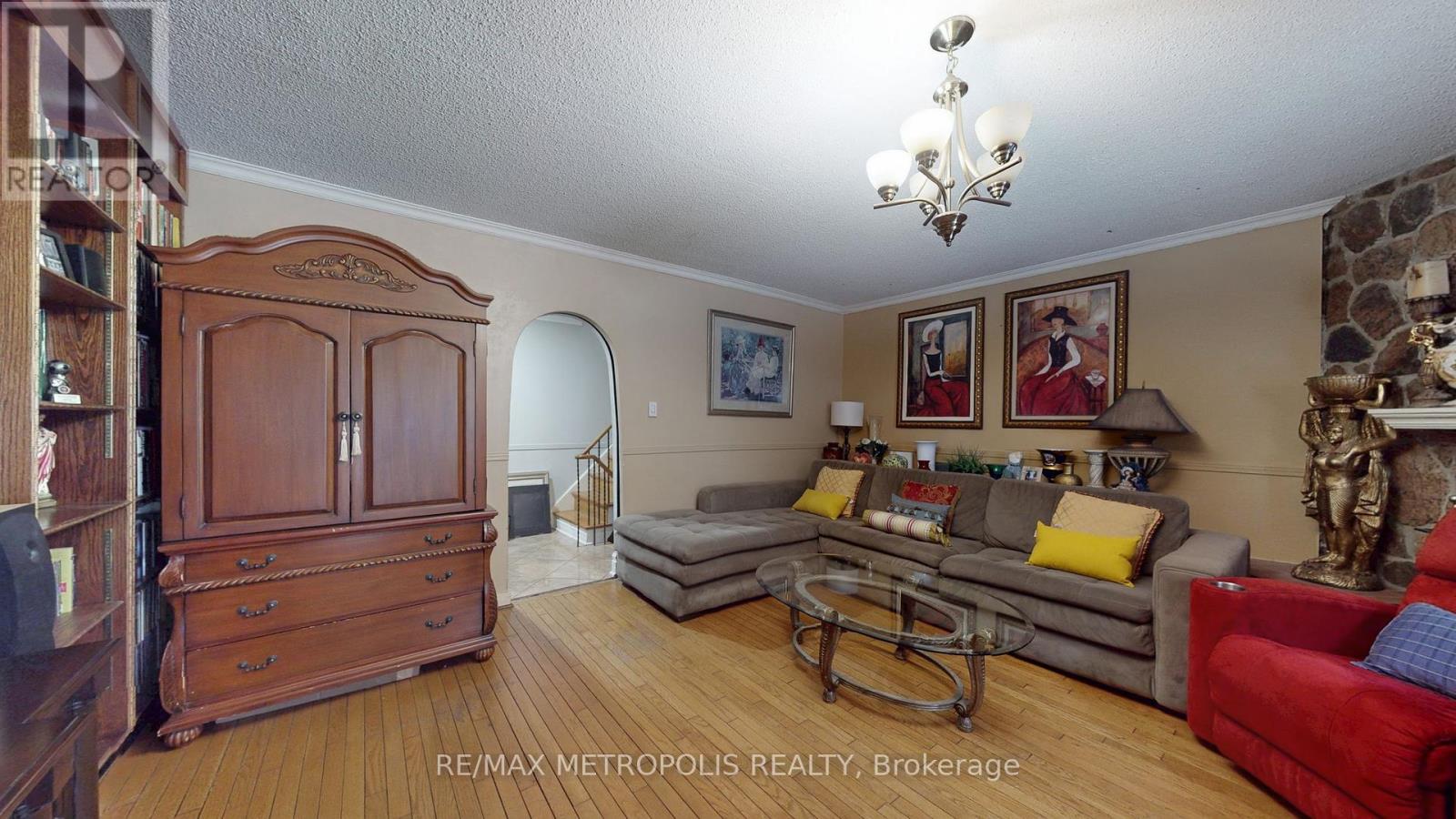11 Conamore Crescent, Toronto, Ontario  M3J 1H2 - Photo 7 - W12683782