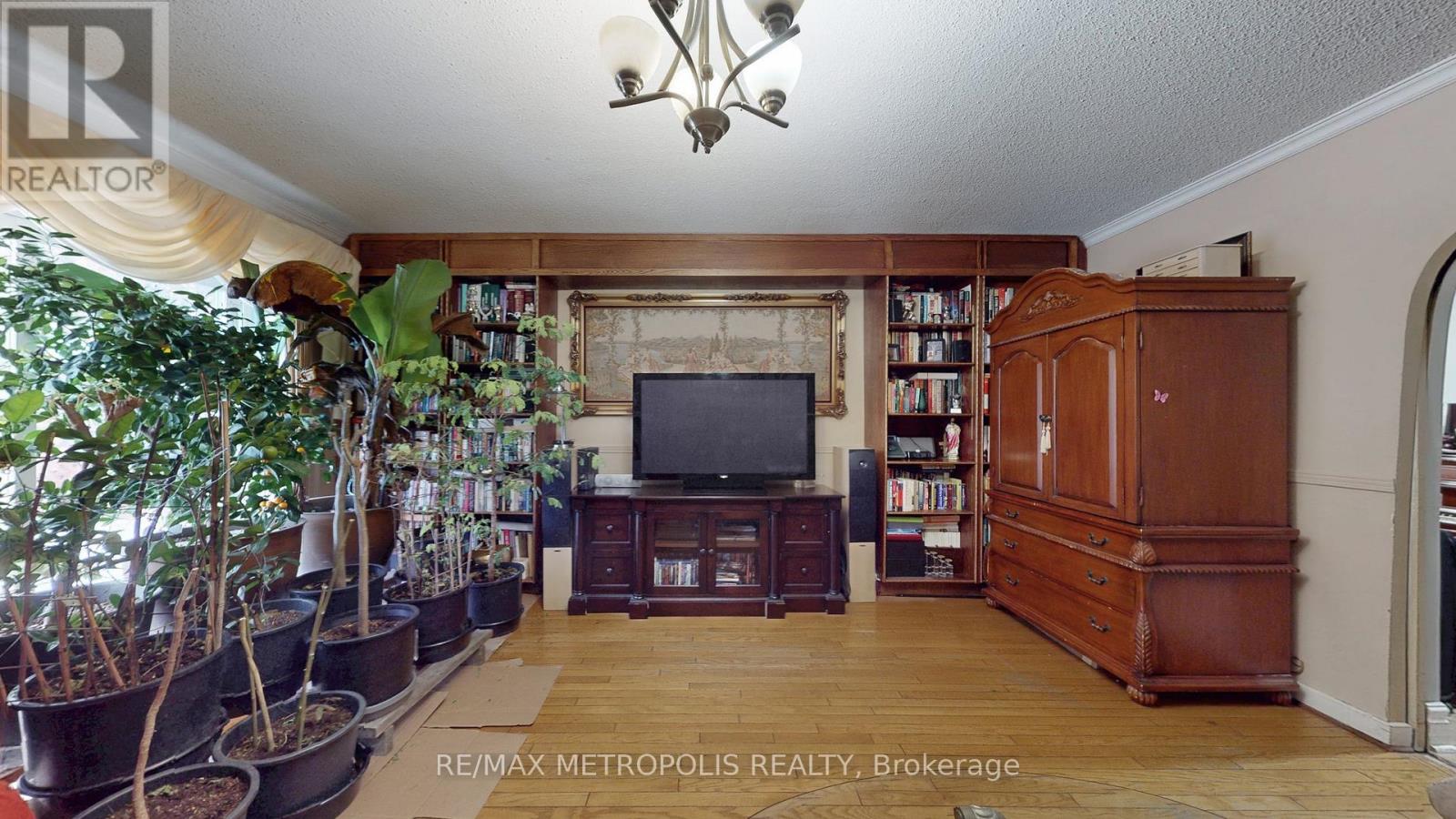 11 Conamore Crescent, Toronto, Ontario  M3J 1H2 - Photo 9 - W12683782