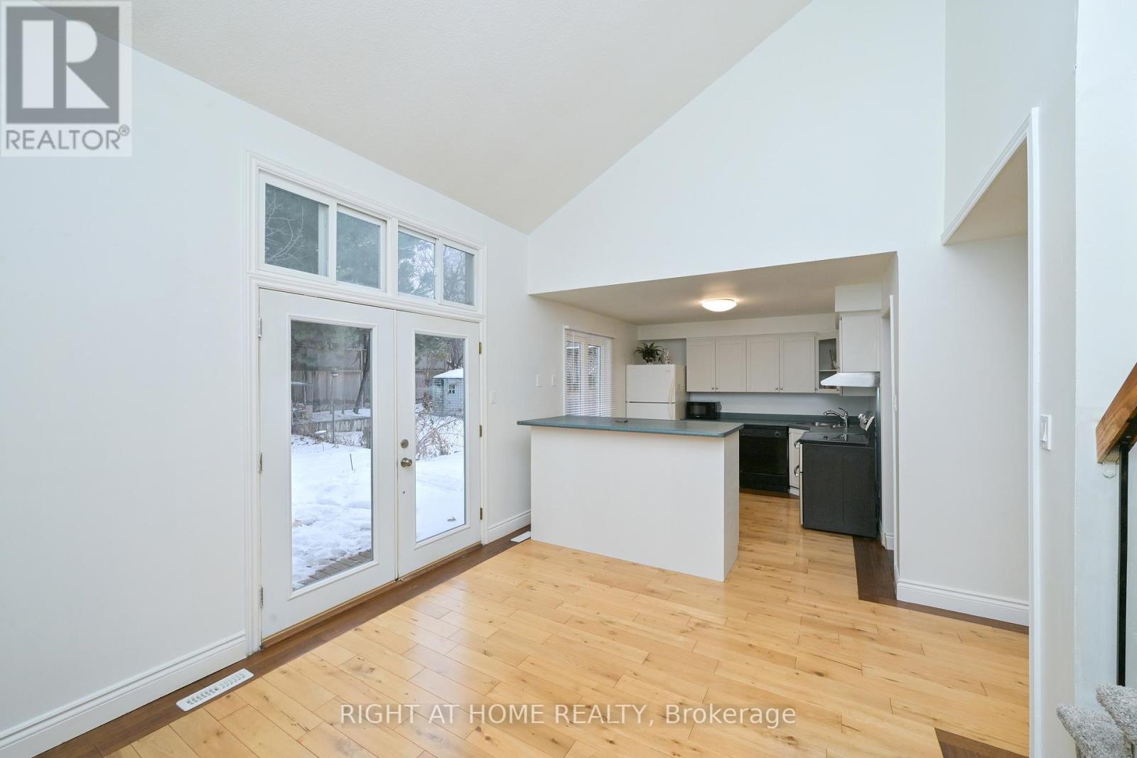 82 Leacrest Street, Brampton, Ontario  L6S 3K6 - Photo 4 - W12683792