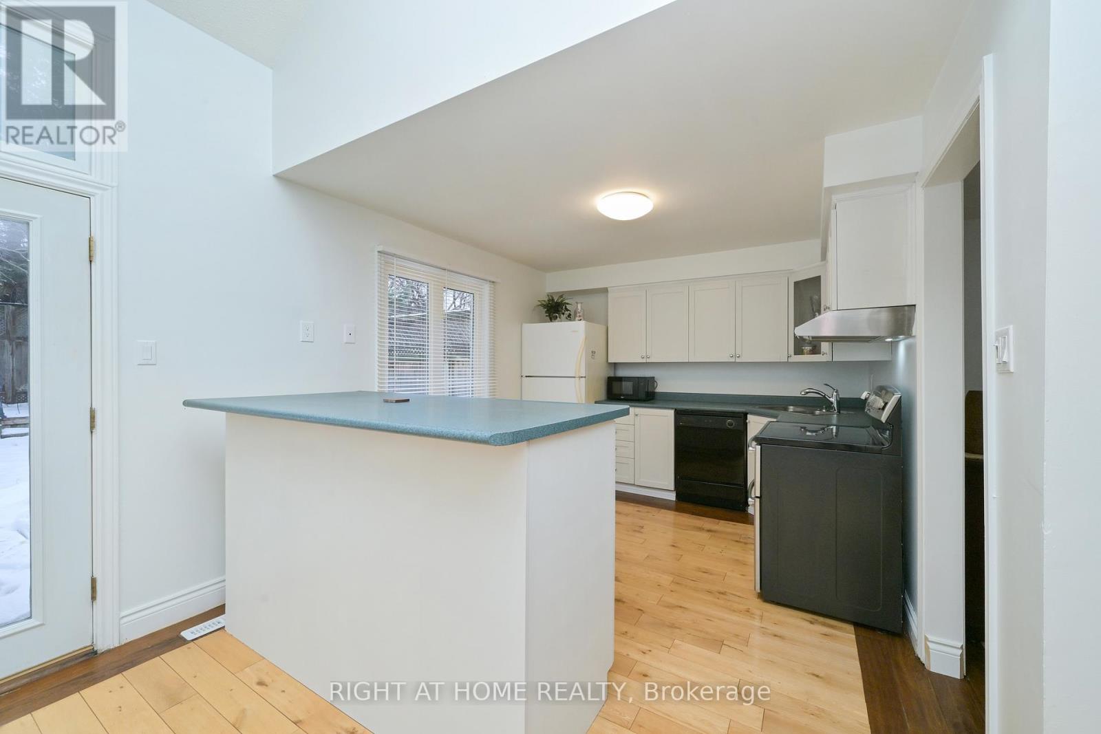 82 Leacrest Street, Brampton, Ontario  L6S 3K6 - Photo 5 - W12683792