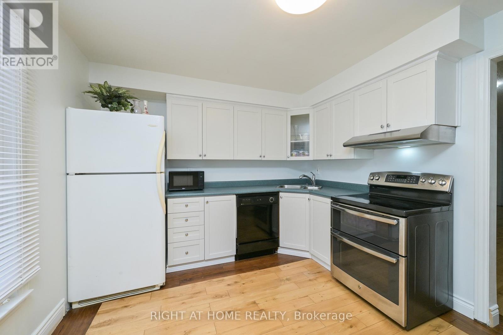 82 Leacrest Street, Brampton, Ontario  L6S 3K6 - Photo 8 - W12683792