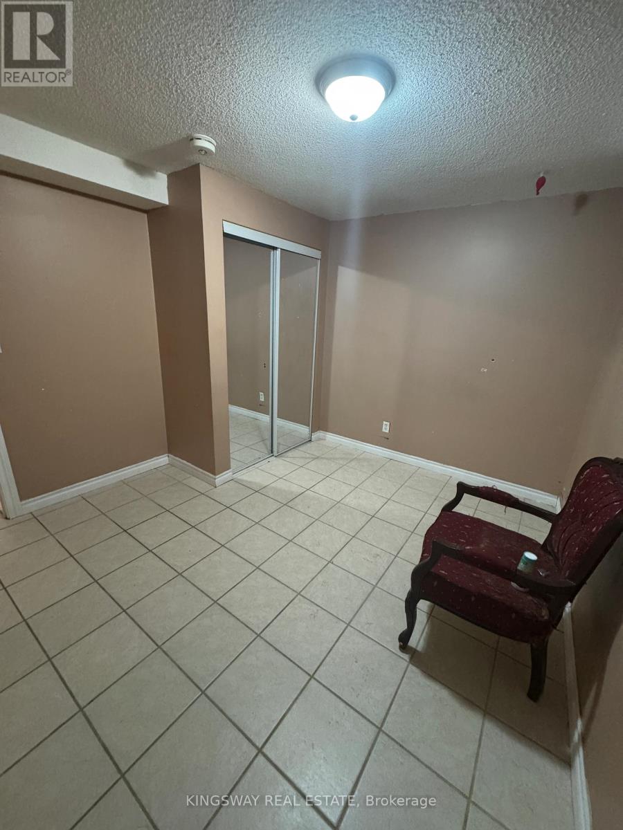 3910 Baggins Court, Mississauga, Ontario  L5N 7A2 - Photo 11 - W12683800