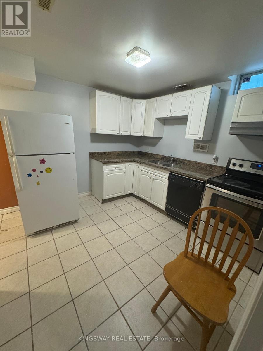 3910 Baggins Court, Mississauga, Ontario  L5N 7A2 - Photo 6 - W12683800