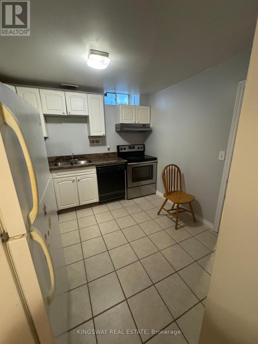 3910 Baggins Court, Mississauga, Ontario  L5N 7A2 - Photo 7 - W12683800