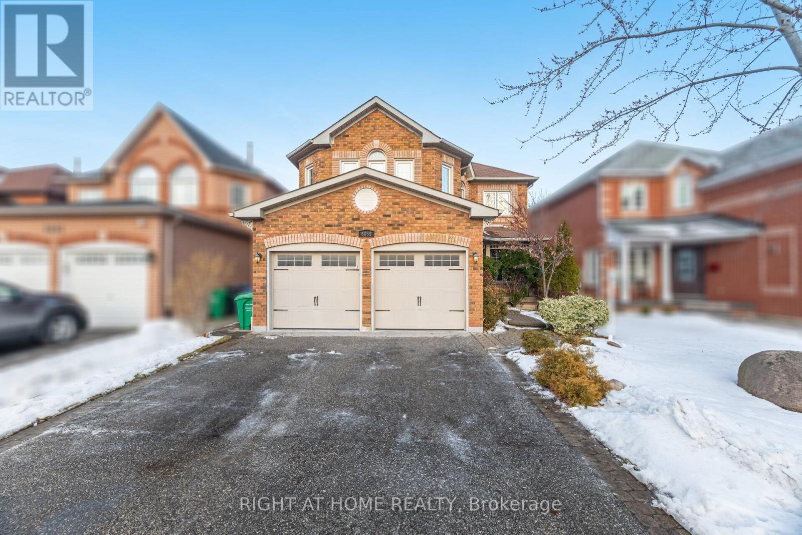 6859 Gracefield Drive, Mississauga, Ontario  L5N 6T6 - Photo 2 - W12683804