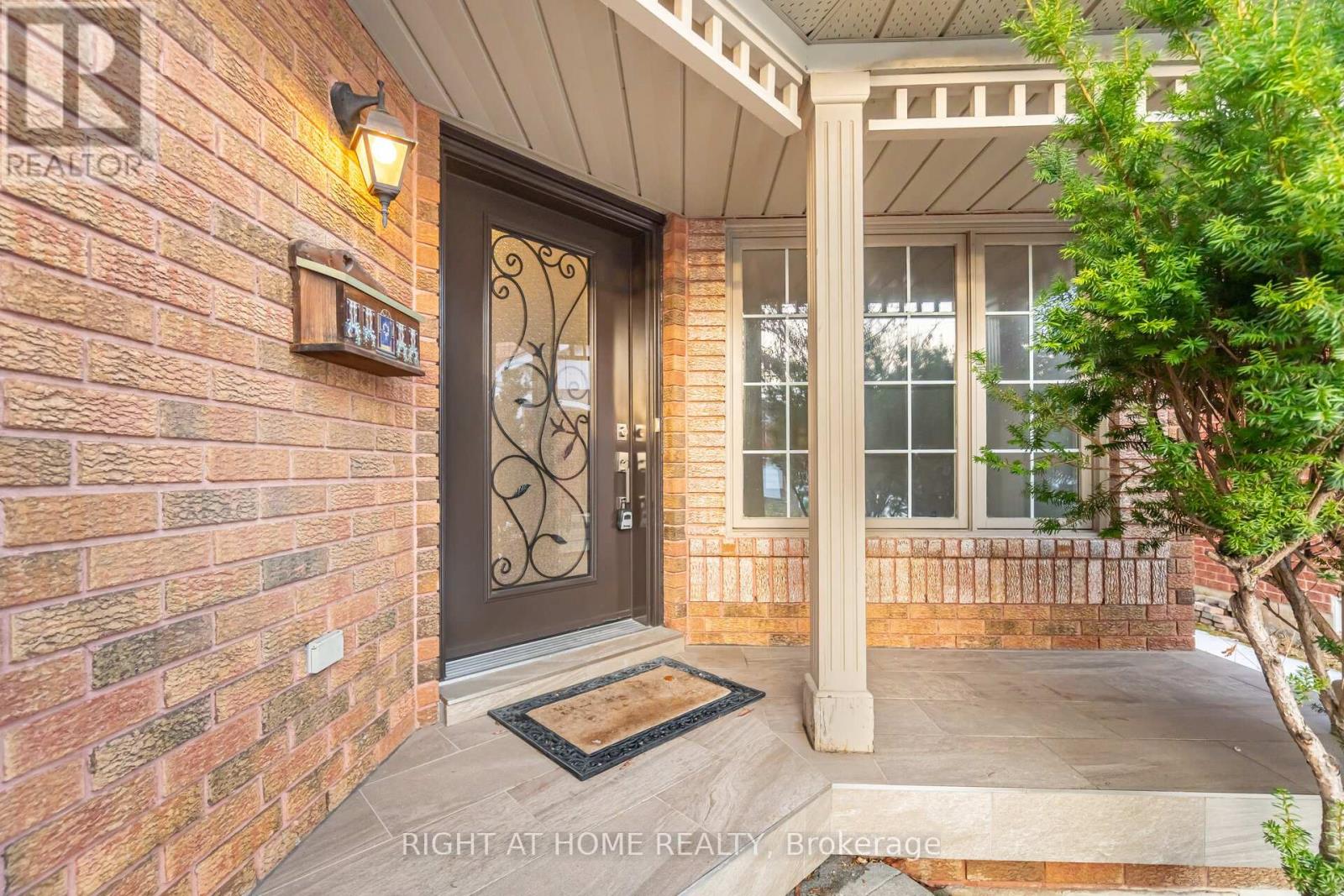 6859 Gracefield Drive, Mississauga, Ontario  L5N 6T6 - Photo 4 - W12683804