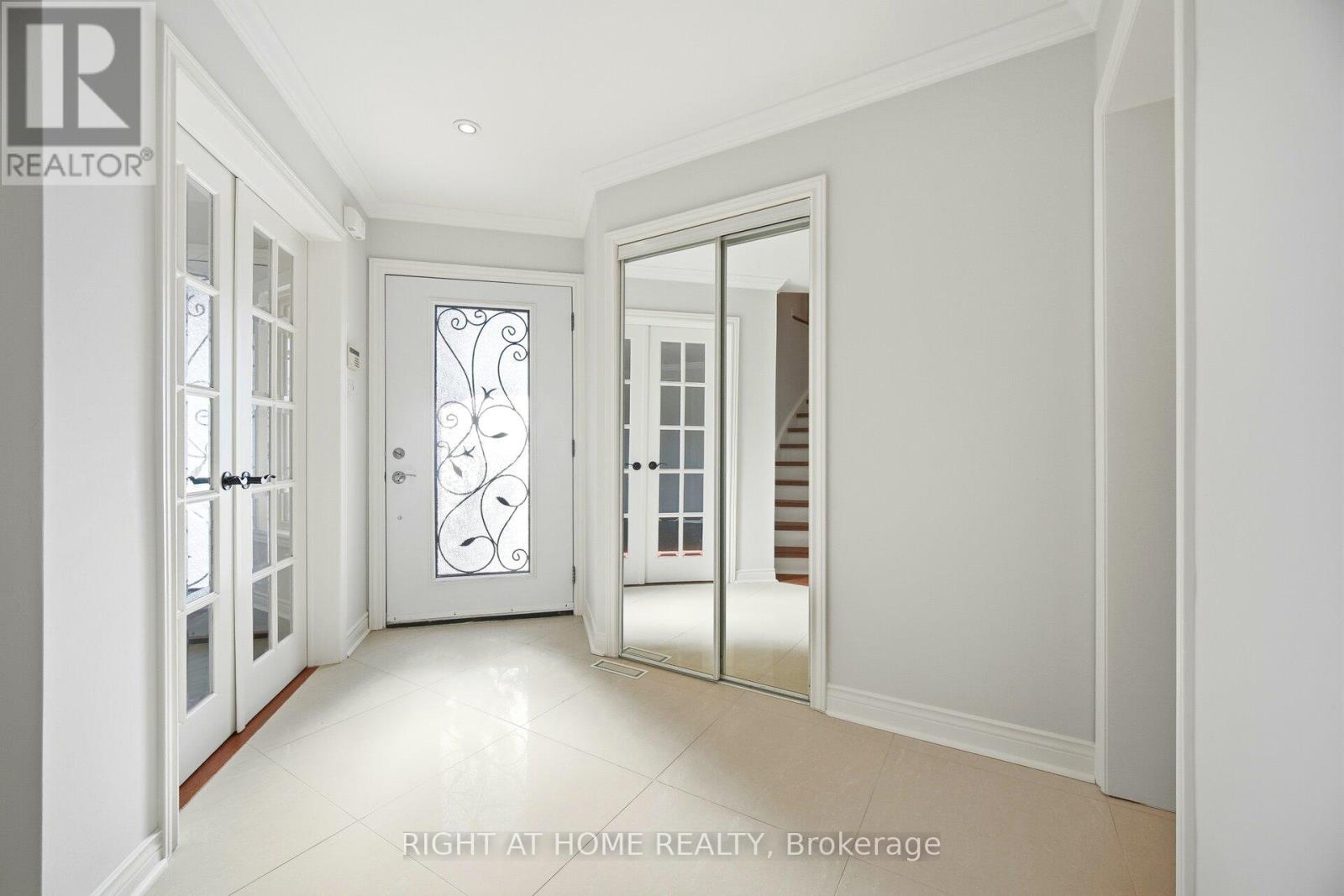 6859 Gracefield Drive, Mississauga, Ontario  L5N 6T6 - Photo 5 - W12683804