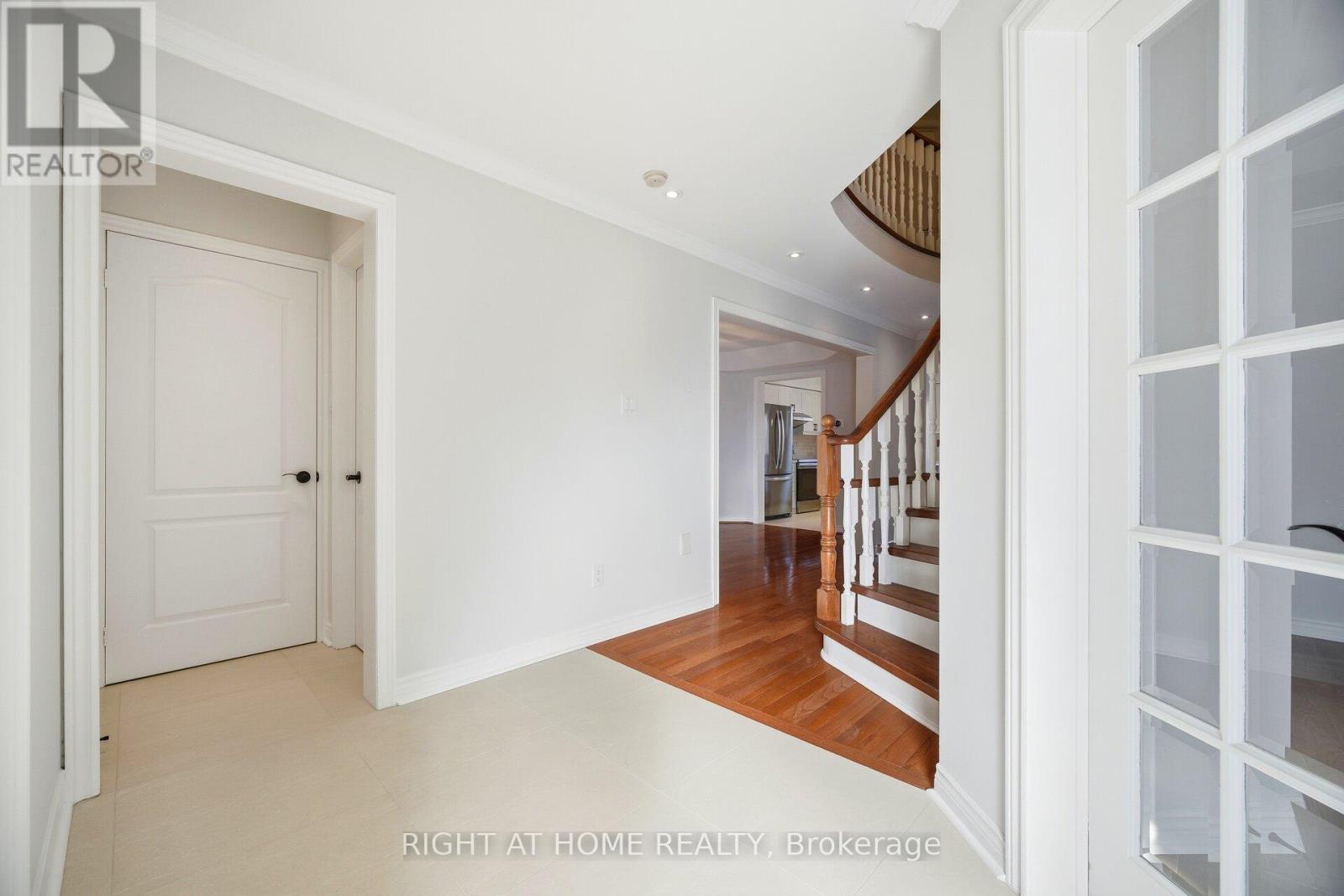 6859 Gracefield Drive, Mississauga, Ontario  L5N 6T6 - Photo 6 - W12683804