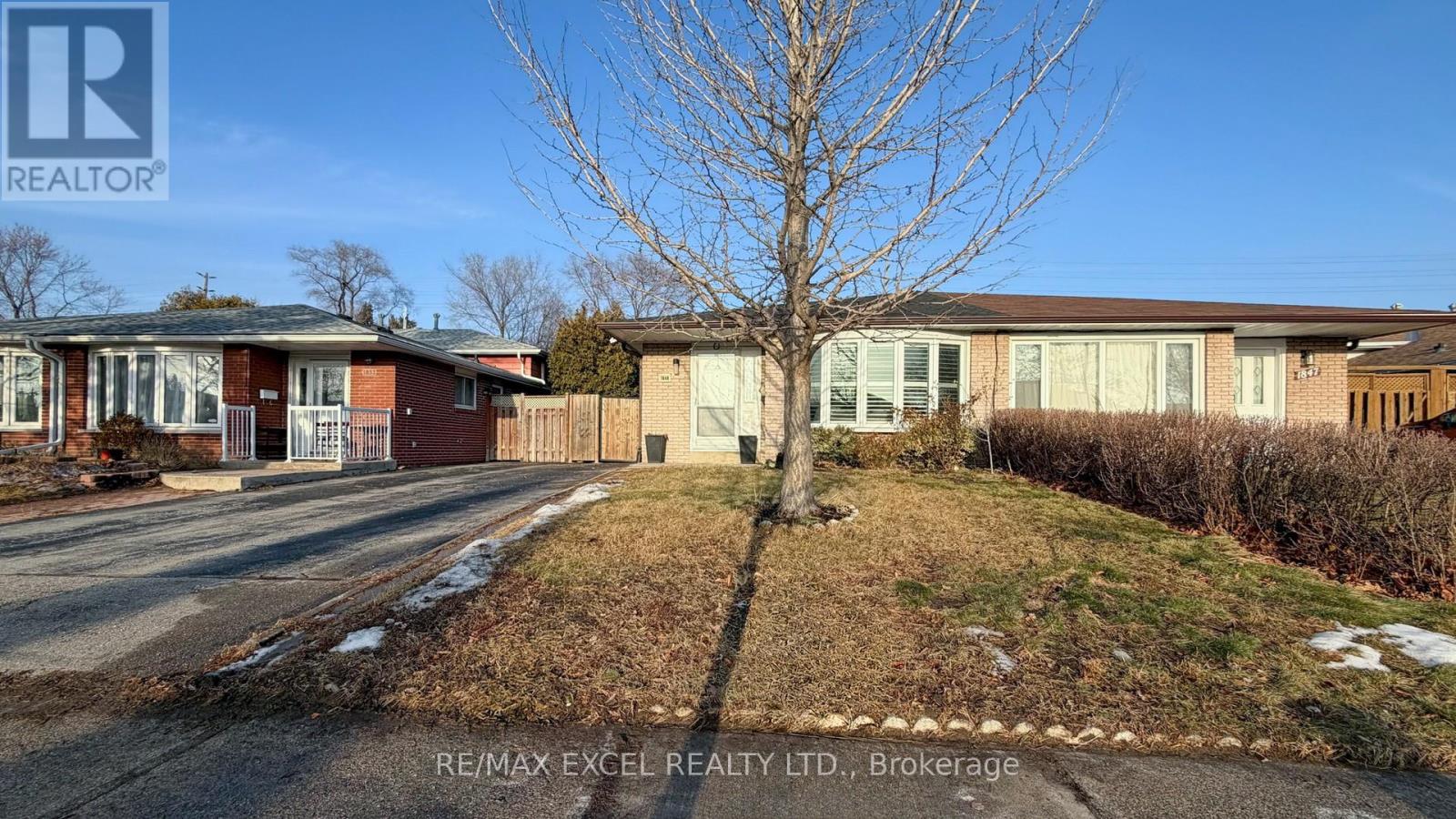 1849 Bonnymede Drive, Mississauga, Ontario  L5J 1E2 - Photo 2 - W12683810