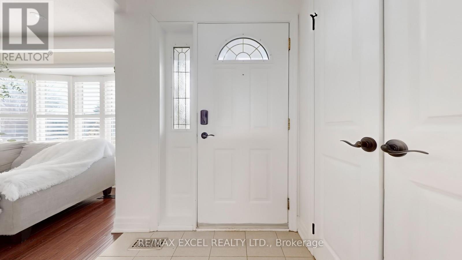 1849 Bonnymede Drive, Mississauga, Ontario  L5J 1E2 - Photo 4 - W12683810