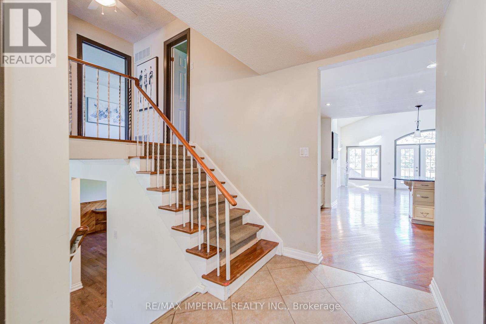 20 Blackforest Drive, Richmond Hill, Ontario  L4E 2P5 - Photo 6 - N12683914