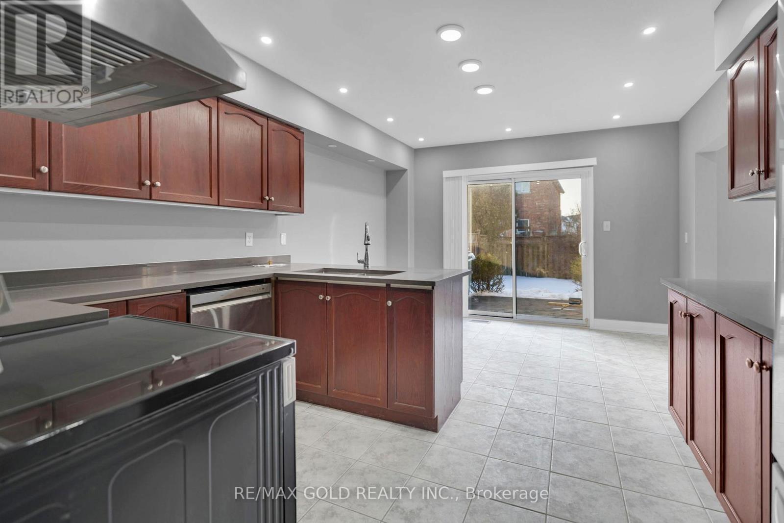 18 Cobbler Street, Brampton, Ontario  L6X 4T5 - Photo 4 - W12663170