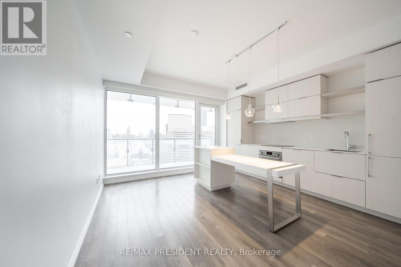 1310 - 197 Yonge Street, Toronto, Ontario  M5B 1M4 - Photo 2 - C12683984