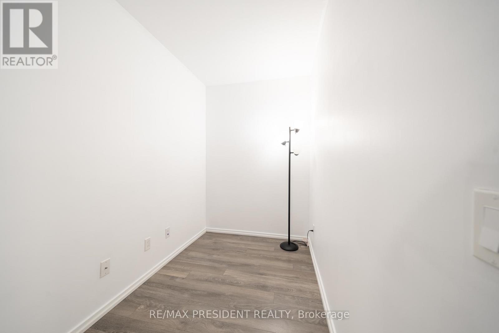 1310 - 197 Yonge Street, Toronto, Ontario  M5B 1M4 - Photo 7 - C12683984