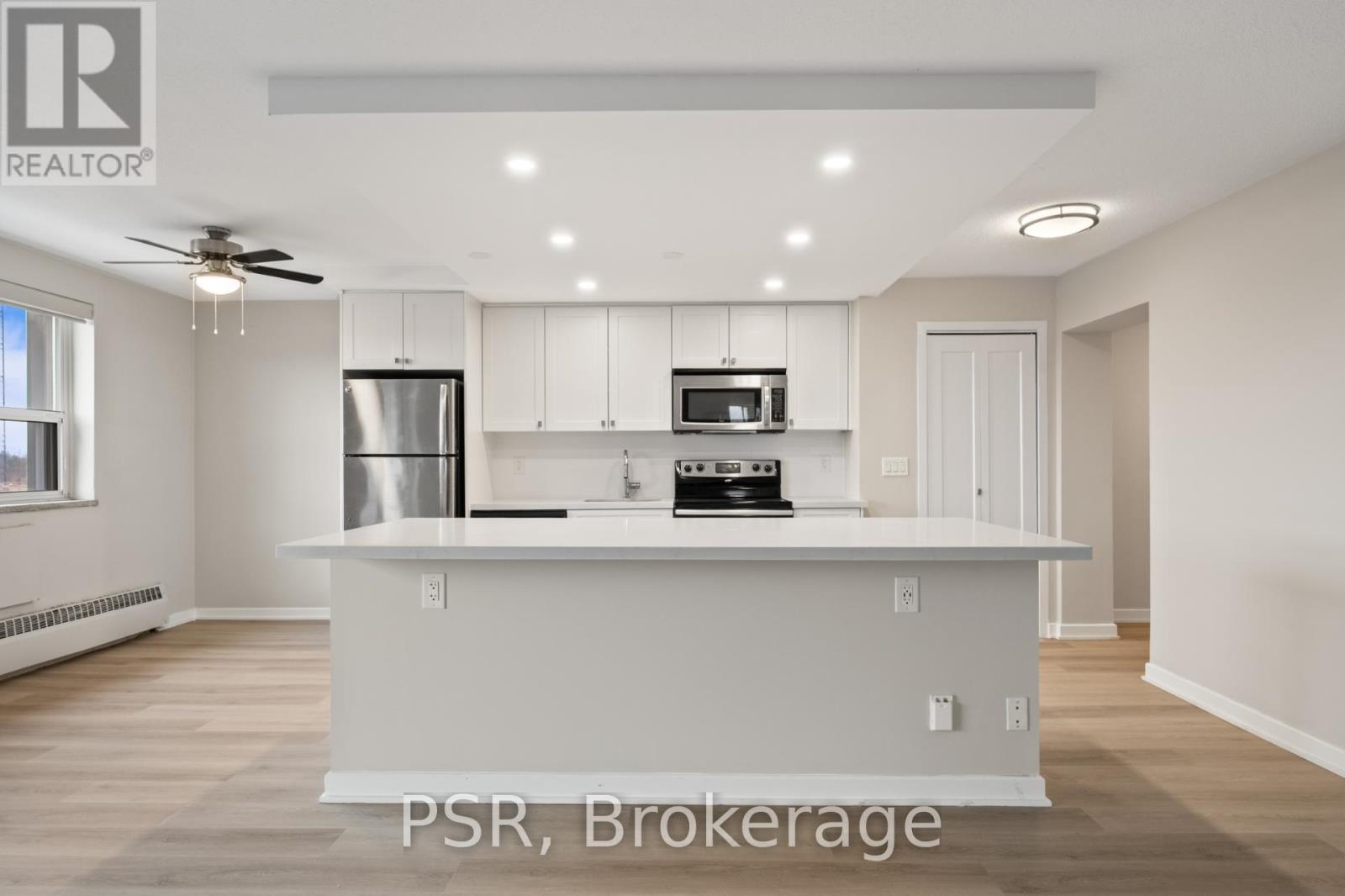 606 - 2300 Marine Drive, Oakville, Ontario  L6L 1C3 - Photo 2 - W12681416