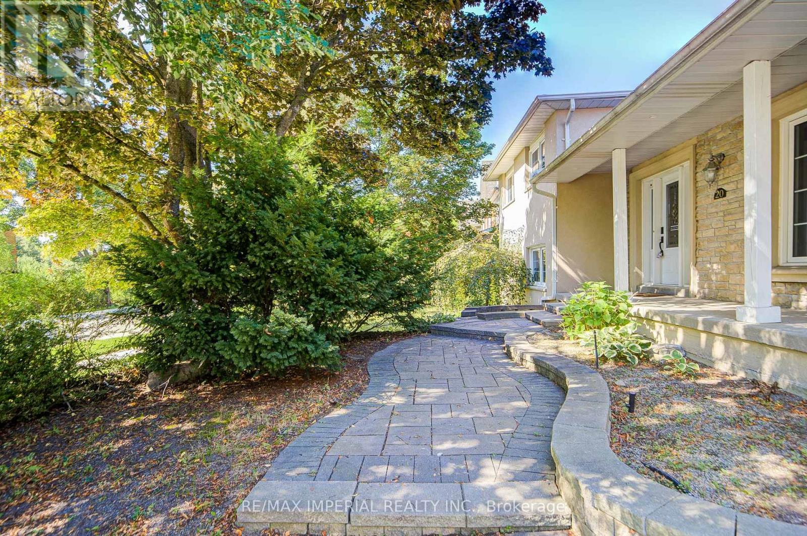 20 Blackforest Drive, Richmond Hill, Ontario  L4E 2P5 - Photo 5 - N12684014