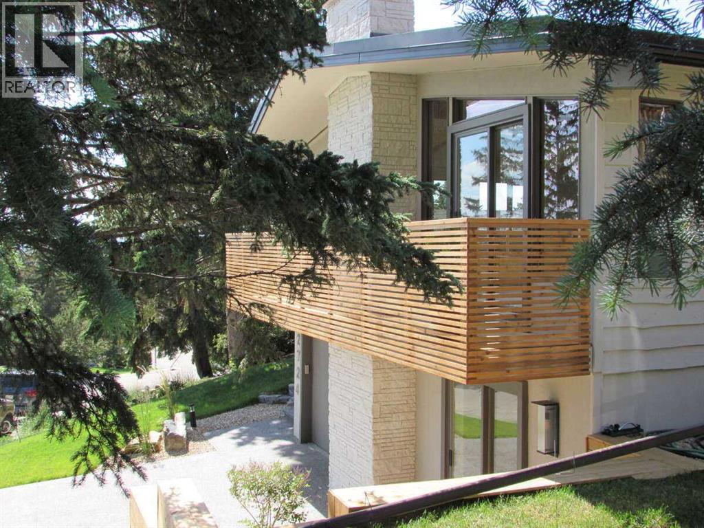 2724 Crawford Road Nw, Calgary, Alberta  T2L 1E1 - Photo 2 - A2263894