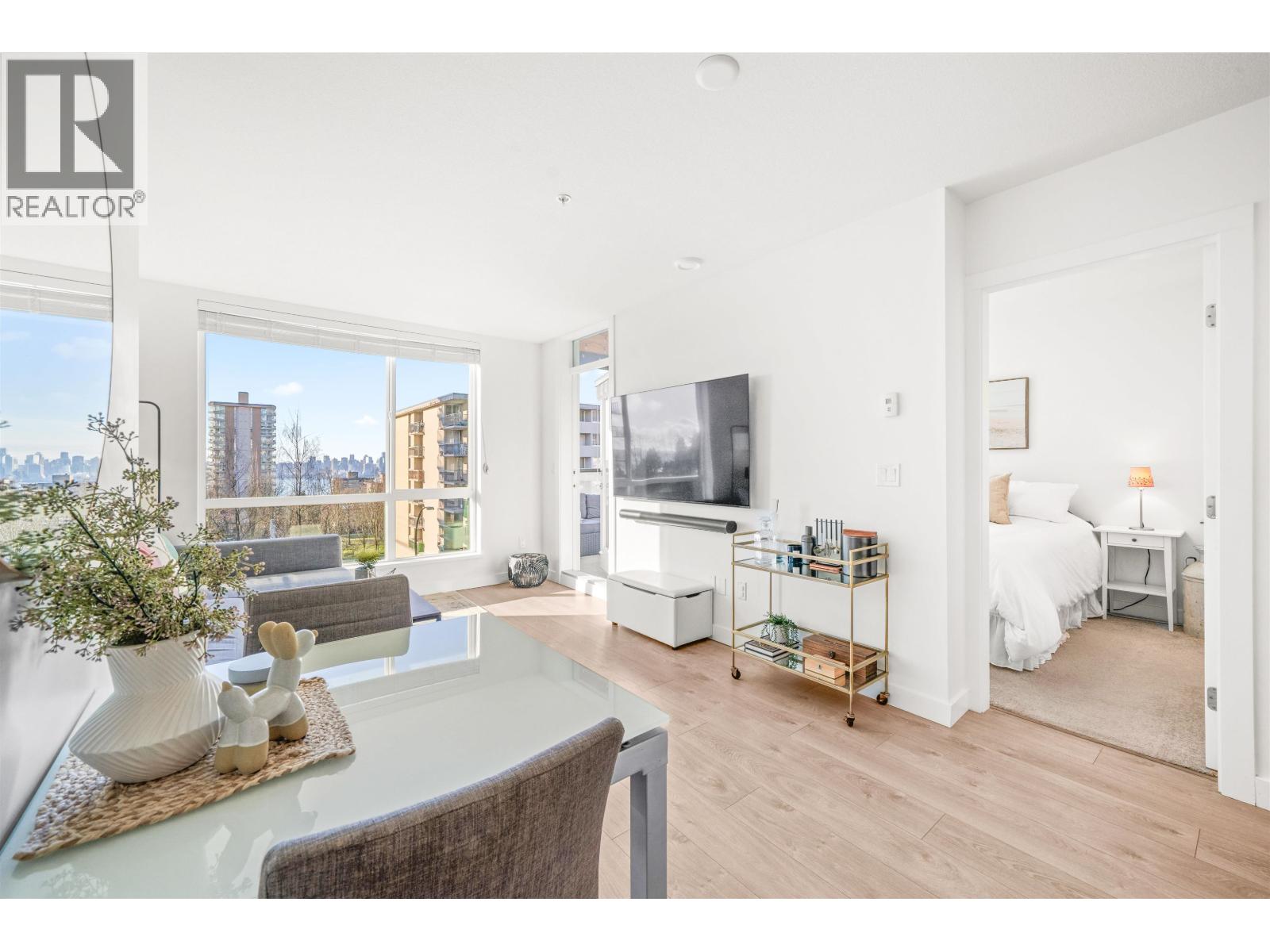 304 108 E 8th Street, North Vancouver, British Columbia  V7L 0H1 - Photo 2 - R3076062