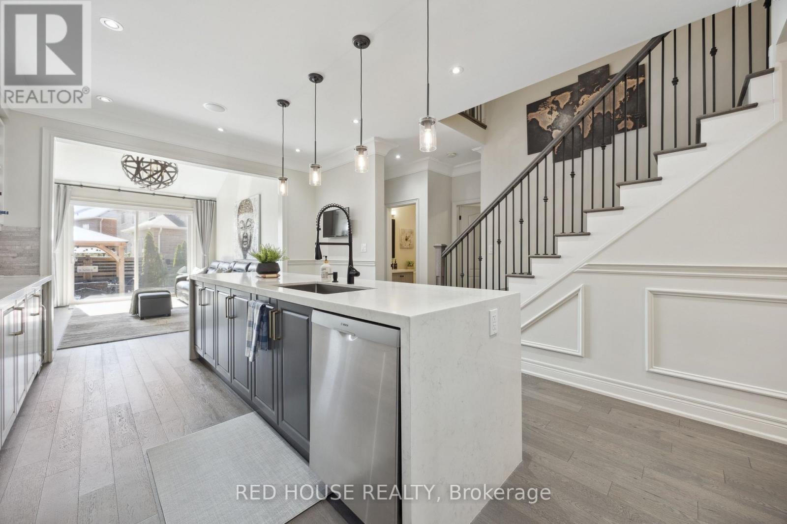 74 Mcdonnell Crescent, Bradford West Gwillimbury, Ontario  L3Z 0S7 - Photo 8 - N12684044