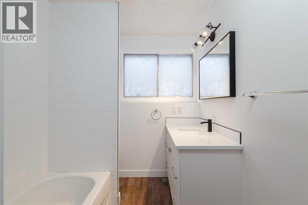 256 Queen Tamara Way Se, Calgary, Alberta  T2J 4E7 - Photo 33 - A2278377