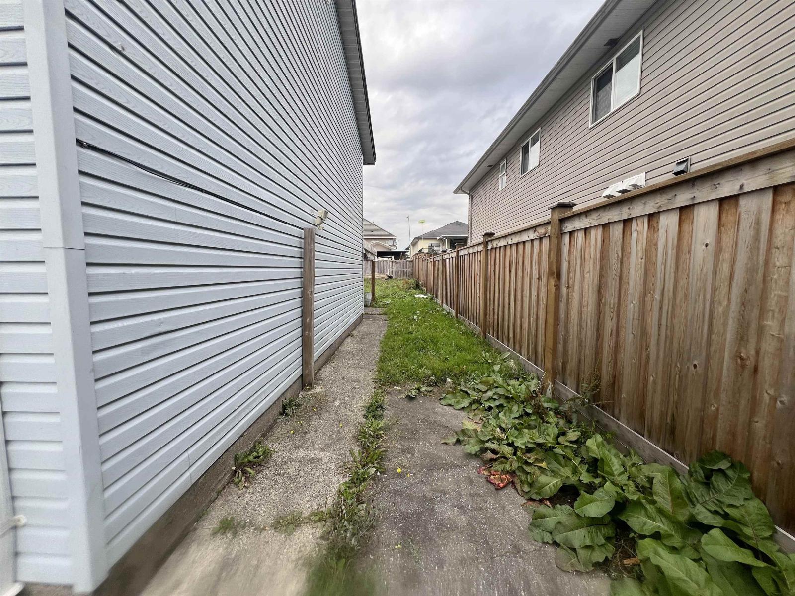 13421 87a Avenue, Surrey, British Columbia  V3W 6B7 - Photo 3 - R3078005