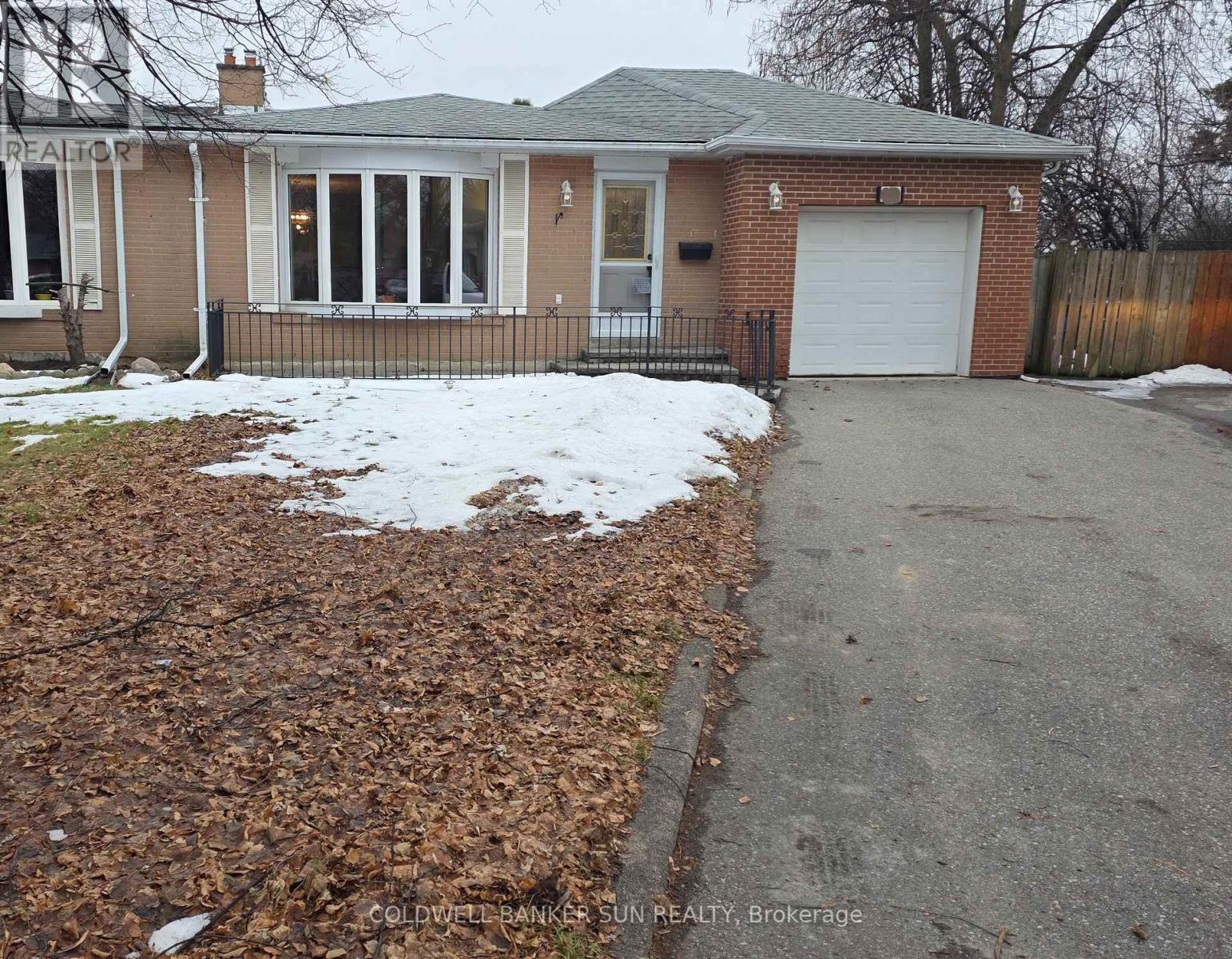 23 Brookdale Crescent, Brampton, Ontario  L6T 1M8 - Photo 2 - W12669060