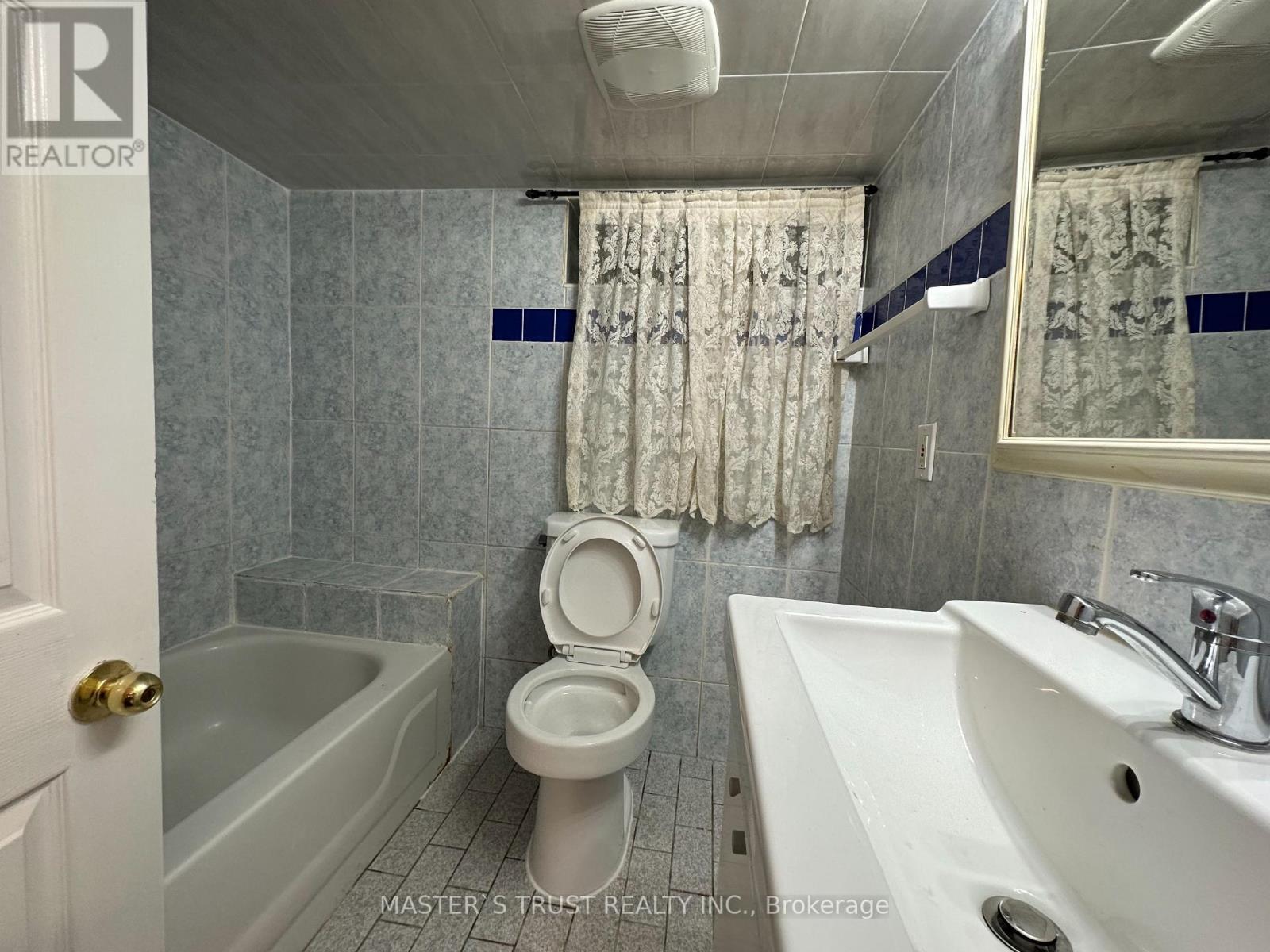 Lower - 151 Dynevor Road, Toronto, Ontario  M6E 3X5 - Photo 5 - W12684162