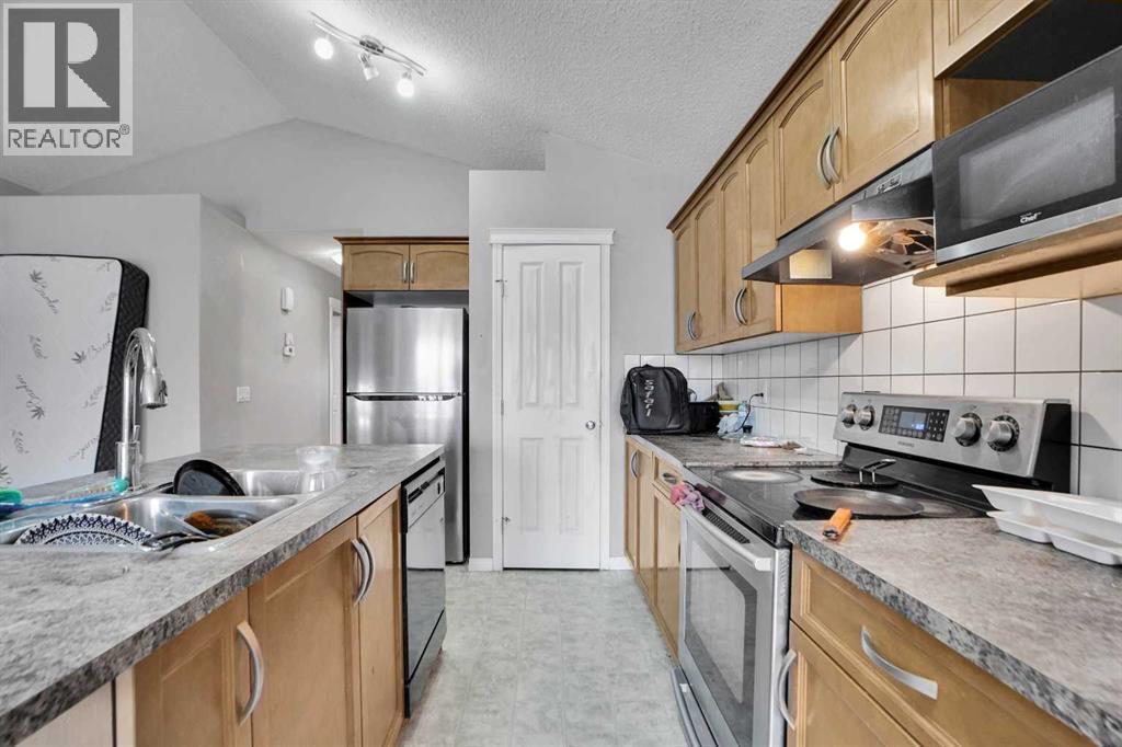 250 Martinwood Place Ne, Calgary, Alberta  t3j 3h6 - Photo 14 - A2275134