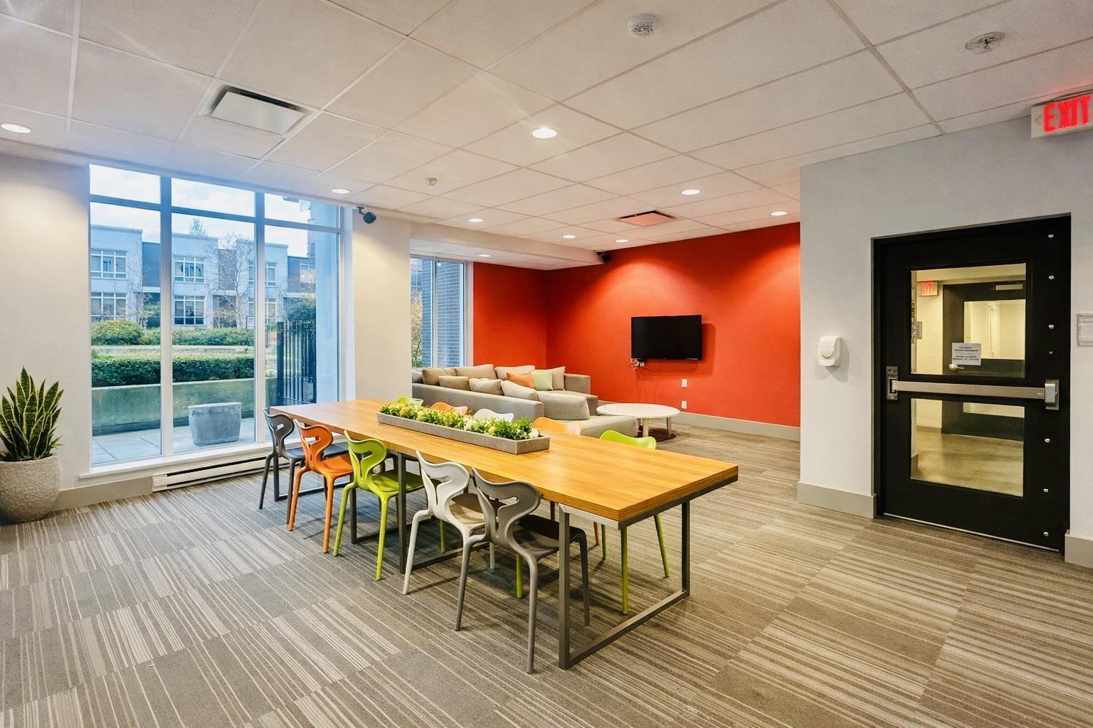 209 13325 102a Avenue, Surrey, British Columbia  V3T 0J5 - Photo 2 - R3065062