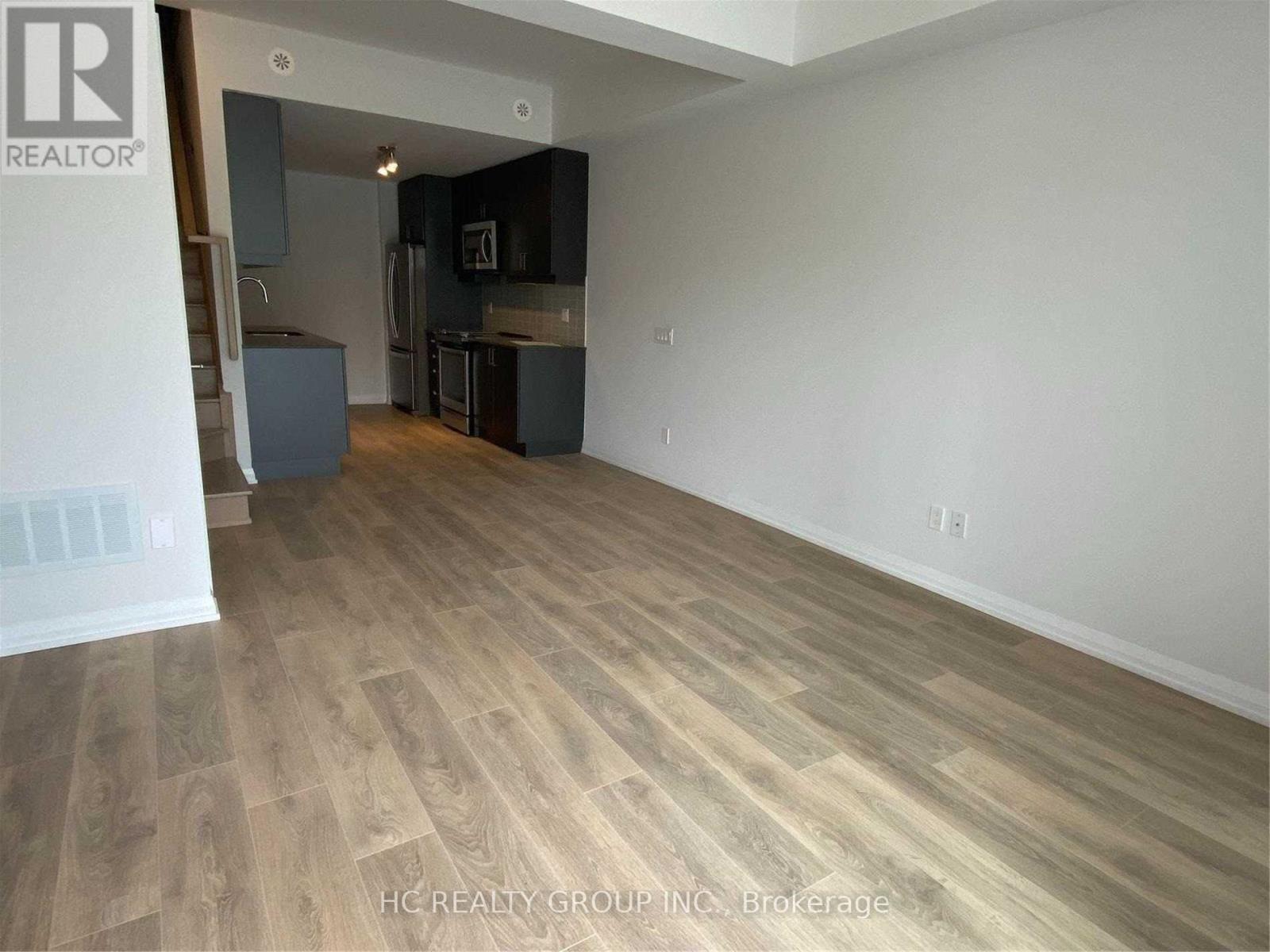 Th02 - 1010 Portage Parkway, Vaughan, Ontario  L4K 0K3 - Photo 2 - N12684238