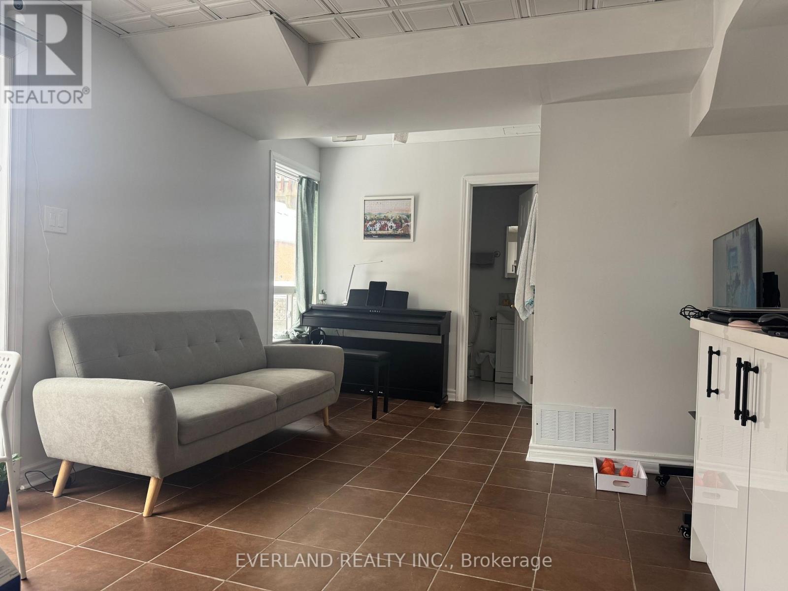 Basement - 221 Knapton Drive, Newmarket, Ontario  L3X 3B6 - Photo 8 - N12684240